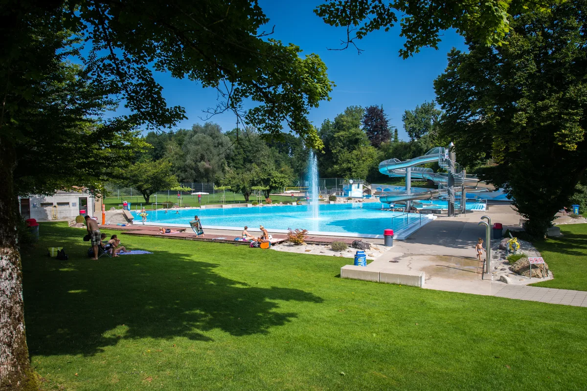 Man sieht die Badi Hinwil.